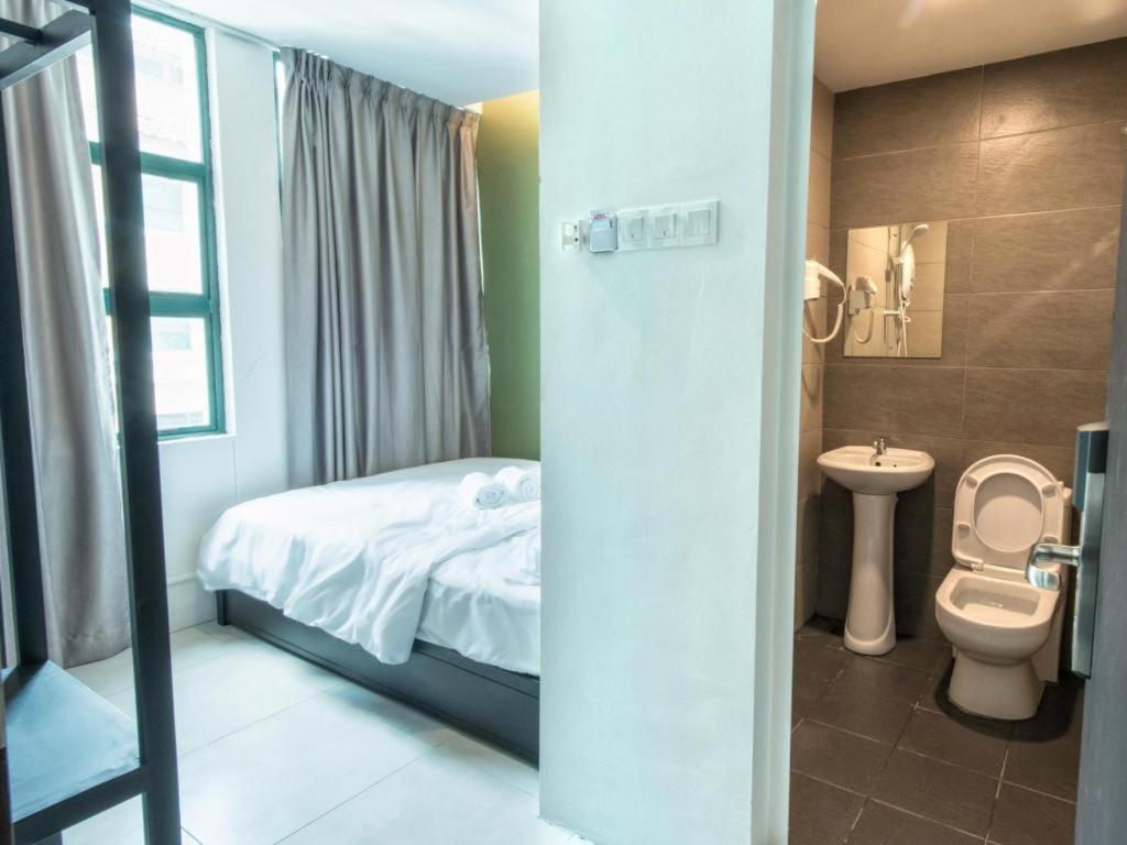 Econtel Queensbay Sungai Dua Bukit Экстерьер фото